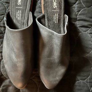 Toms black leather slides Size 7 Like New